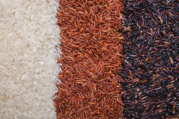 Achtergrond van de rode, zwarte en witte rijst of textuur — Stockfoto