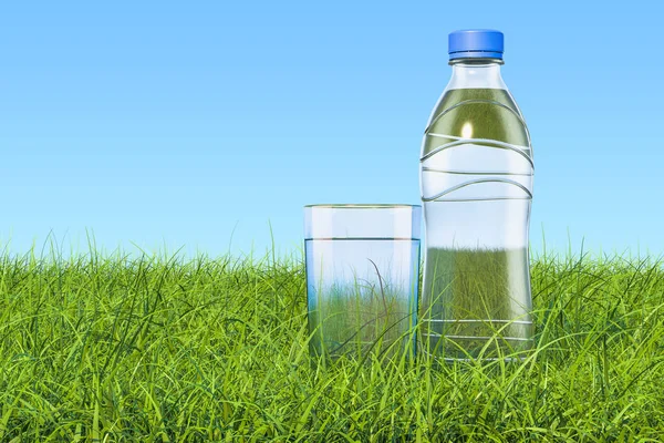 Plastikwasserflasche mit Glas Wasser im grünen Gras agai — Stockfoto
