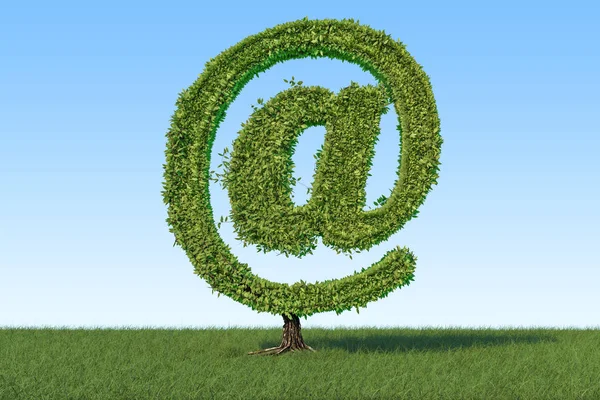 Δέντρο με τη μορφή της αλληλογραφίας σύμβολο στο πράσινο χορτάρι ενάντια σε μπλε — Φωτογραφία Αρχείου