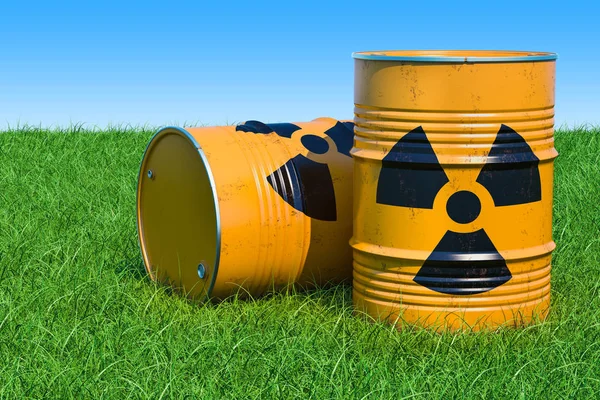 Barriles con residuos radiactivos en la hierba verde contra azul s — Foto de Stock