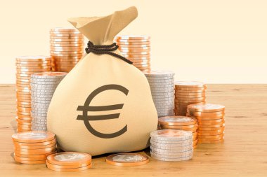 Euro simgesini ve ahşap masa üzerinde çevresinde euro para ile çuval.