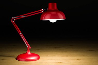 Ahşap masa, 3d render üzerinde parlayan masa lambası