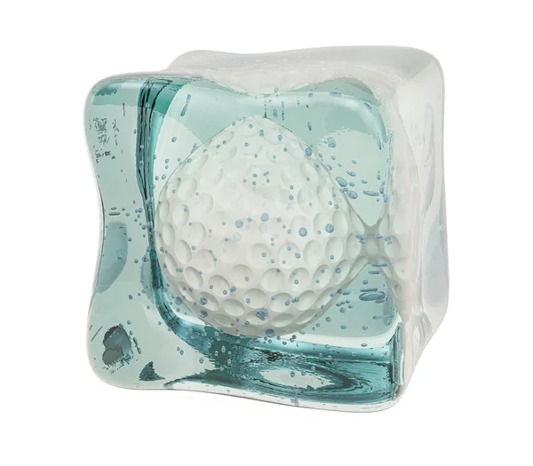 Гольф мяч заморожен в кубике льда, 3D рендеринг — стоковое фото