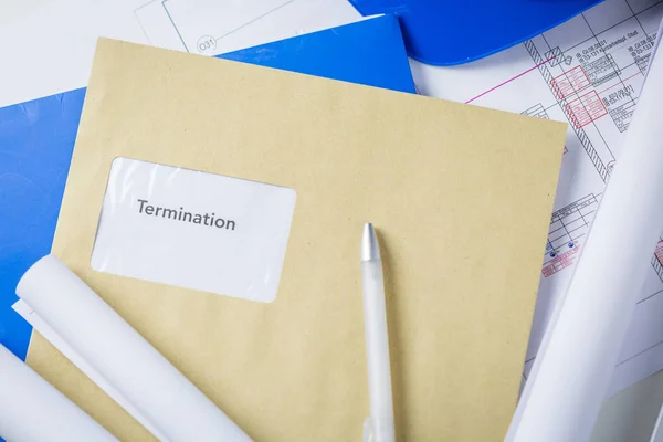 Carta de rescisión o despido ensobrado — Fotos de Stock 