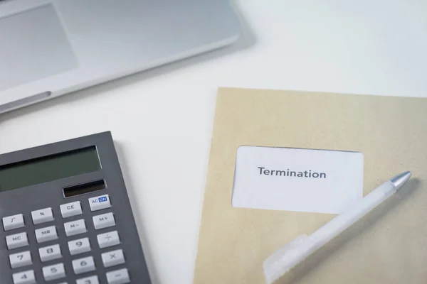 Carta de rescisión o despido ensobrado — Fotos de Stock 