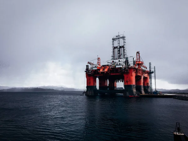 Enorme olieplatform in fjorden van Noorwegen — Stockfoto