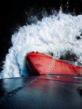 Köpüren dalga bir gemiye çarpıyor..