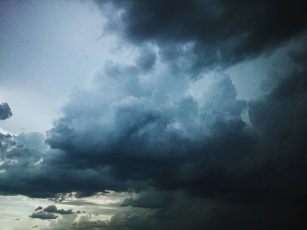 Büyük yağmur bulutları ile gökyüzü — Stok fotoğraf