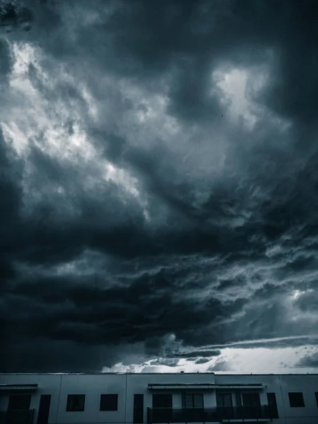 Stormigt molnlandskap över ett hyreshus — Stockfoto