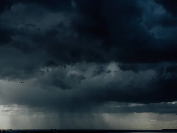 Dunkle und stürmische Wolkenlandschaft mit Regen am Horizont — Stockfoto