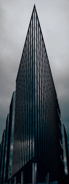 Vista de bajo ángulo de un edificio de cristal muy alto y futurista. —  Fotos de Stock