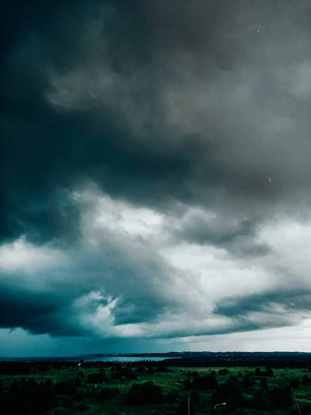Paisaje con mar y nubes tormentosas — Foto de Stock
