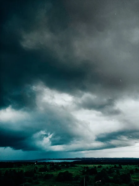 海と嵐の雲のある風景します。 — ストック写真