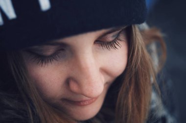 Aşağı bakıyor şapkalı kız