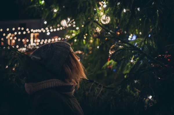 Dívka a vánoční stromeček — Stock fotografie