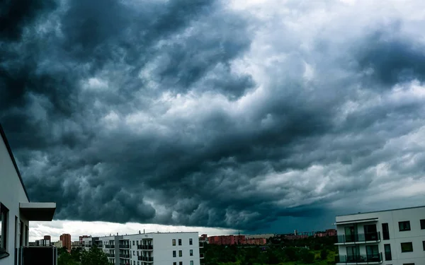 アパートの建物の上に嵐の雲景 — ストック写真