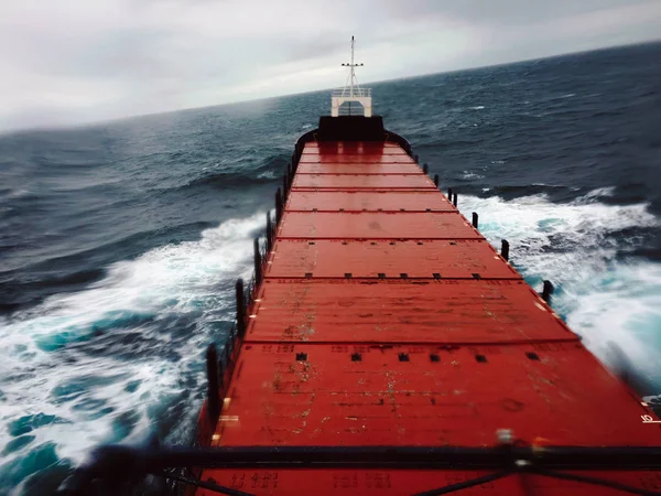 Cubierta de ferry rojo en la luz del día lluviosa —  Fotos de Stock