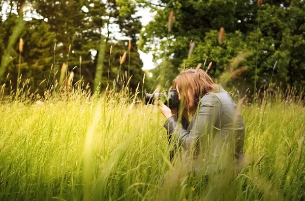 Photoshooting kobieta z aparatu — Zdjęcie stockowe