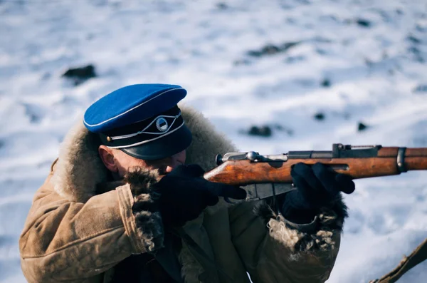 Estonya - 24 Şubat 2017: asker silah, tarihi yeniden yapılanma oyun Estonya Bağımsızlık günü