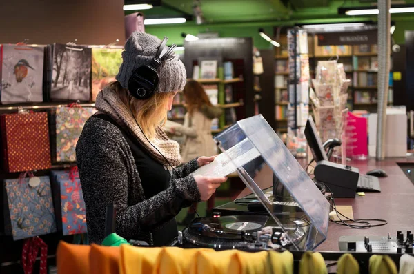 Girl in vinyl shop listening to music — Stock Photo, Image