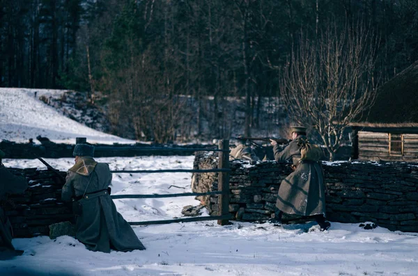 Estonyalı asker eskrim arkasında çekim arkadan görünüm