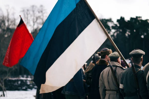 Drapeau national estonien aux performances de reconstruction — Photo