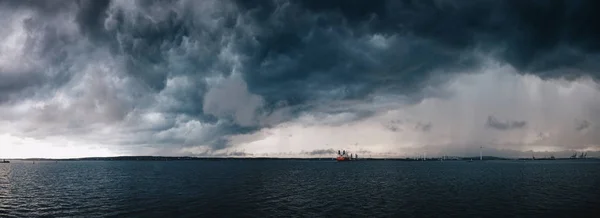 Stormy seascape in dusk — Stock Photo, Image