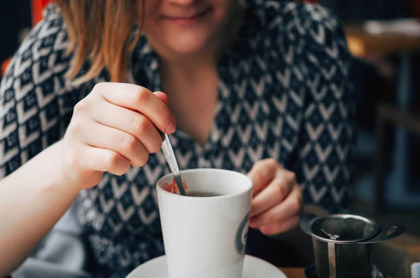 Lány csésze forró teát — Stock Fotó