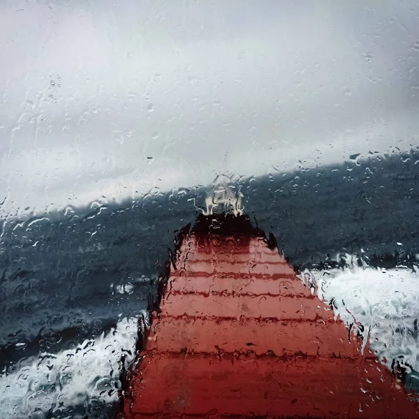Ponte dei traghetti rosso in pieno giorno piovoso — Foto Stock