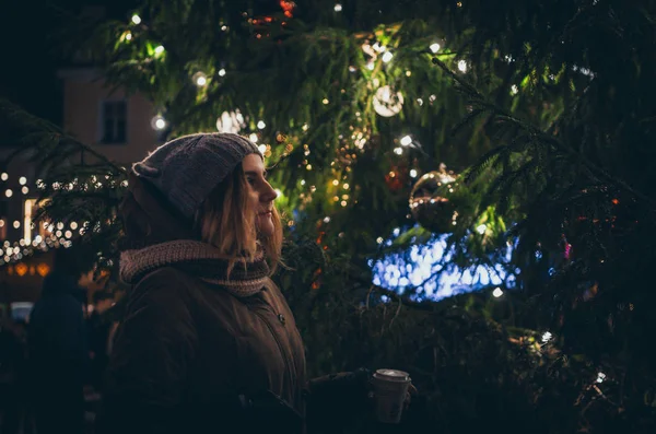 Chica con bebida caliente y árbol de Navidad —  Fotos de Stock