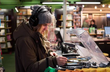 Kız müzik vinil dükkanda
