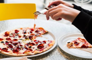 Pizza yiyen kadın.