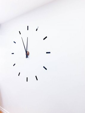 Beyaz duvar soyut saat dekorasyon