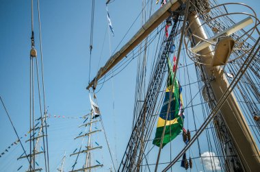 Gemi direkleri bayrak ile