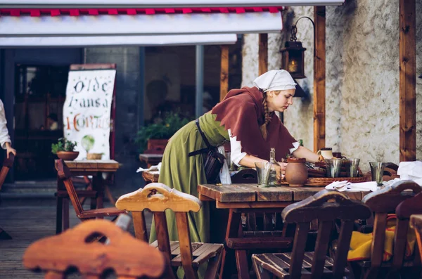 Официантка Аутентичной Эстонской Одежде Работает Уличном Кафе Эстония — стоковое фото
