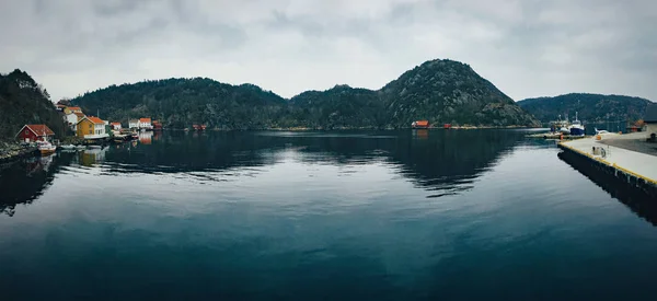 Norveç fiyortları binalar panoramik manzaralı