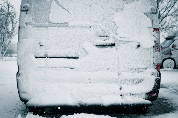 Mini furgoneta cubierta de nieve — Foto de Stock