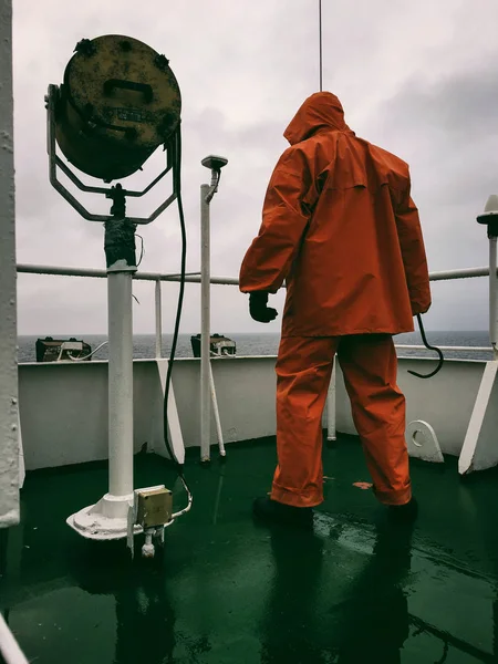 Marynarz w czerwony strój wodoodporny — Zdjęcie stockowe