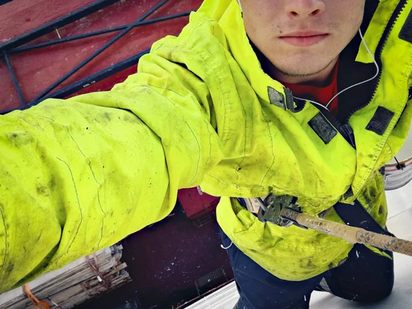 Endüstriyel tırmanışla işçi — Stok fotoğraf