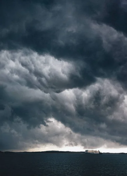 황혼에 폭풍우 치는 바다 — 스톡 사진