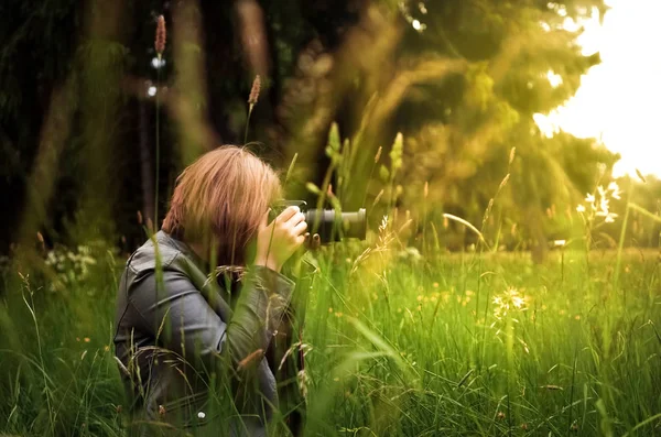 Woman photoshooting with camera — Stock Photo, Image