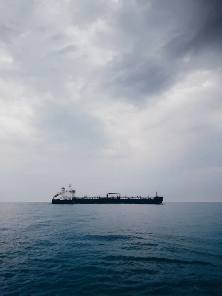 Zeegezicht met een vrachtschip — Stockfoto