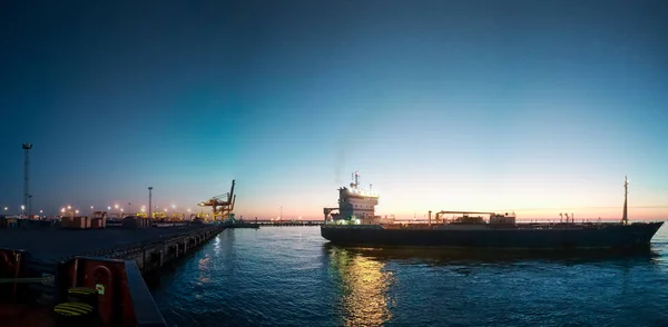 Illuminated fuel tanker near pier — Stock Photo, Image