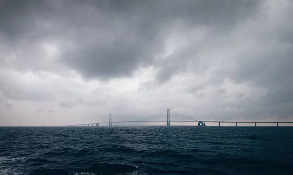 Köprü görünümü fırtınalı gökyüzü altında 