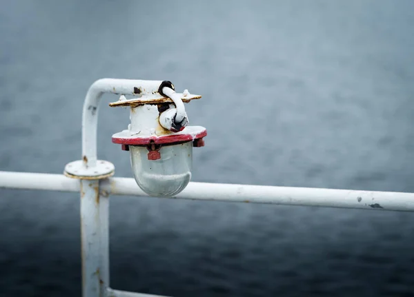 Roestige lantaarn op ferry boot dek — Stockfoto