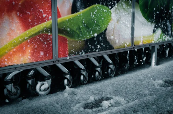 Kundvagnar bakom Wall med reklam — Stockfoto