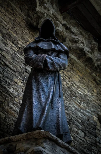 Velho monge estátua vestindo roupão — Fotografia de Stock