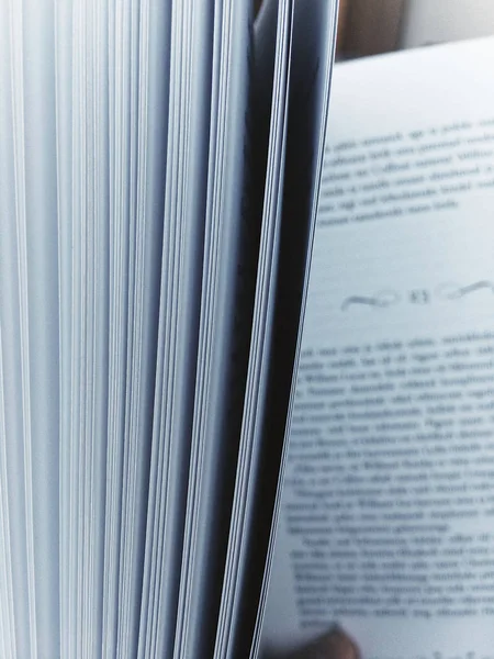 Açık kitap beyaz sayfalar