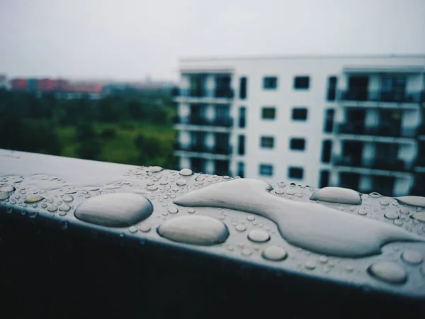 Μπαλκόνι βρεγμένο περβάζι με τη βροχή που πέφτει — Φωτογραφία Αρχείου