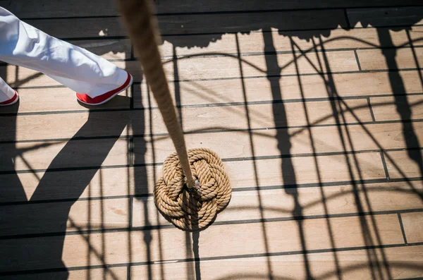 Zeilboot dek, knoop van touw en matroos — Stockfoto